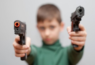 Maloljetnika nagovarali da plastičnim pištoljem pljačka trgovine