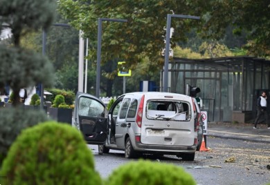 Uznemirujuće! Ovo je trenutak napada bombaša na sjedište policije (VIDEO)