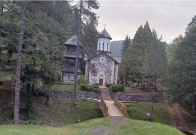 Vjernici došli ih raznih krajeva da raskrče put do manastira u FBiH (FOTO)