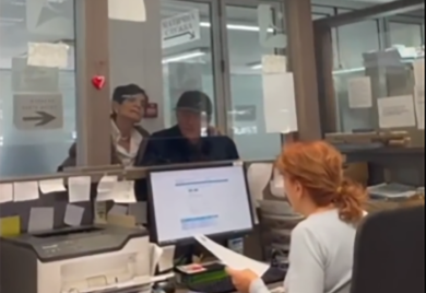 Hit snimak vjenčanja: Baka i deda krunisali ljubav, pa zapjevali u opštini