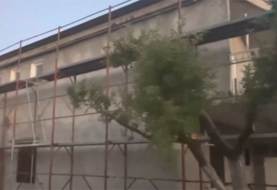 Radnik pao sa skele, upao u rupu i poginuo