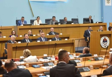 Poslanici 12. decembra o zakonima o referendumu i imunitetu