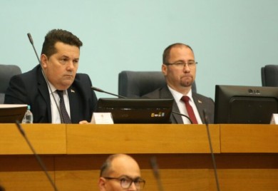 Još nam fali ZAKON O GATANJU: Opozicija o imunitetu, Stevandić o vračanju, parlament o "novom referendumu"