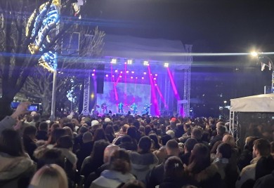 Spektakularni koncert "Galija" i brojni turisti uljepšali Trg Krajine za reprizu Nove godine