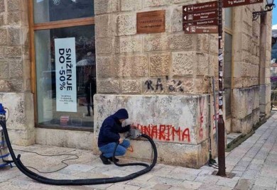 Uklonjen grafit "smrt novinarima" u Mostaru