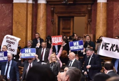 Incident u Skupštini Srbije: Opozicija prekinula Vučićevo obraćanje VIDEO