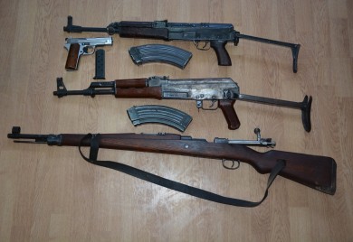 U akciji „Kalibar“ pronađene vojne puške, bomba i meci