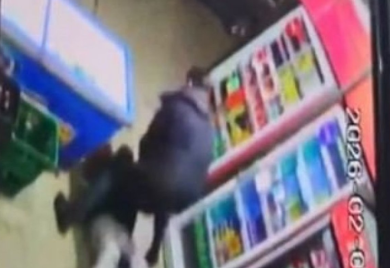 Gradonačelnik Niša spasio ženu: Skočio na napadača koji je imao mačetu (VIDEO)