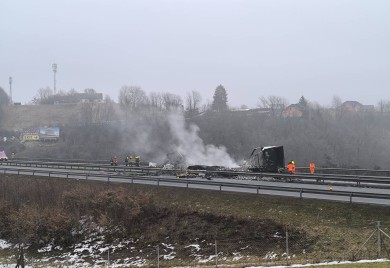 Lančani sudar u Sloveniji: Zapalio se kamion, dva vozača u bolnici (VIDEO)