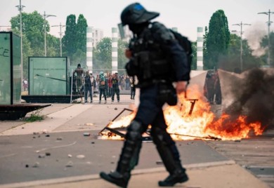 Povrijeđeno više od 40 policajaca