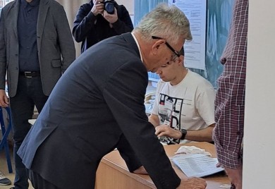 Nedeljko Čubrilović glasao u Ekonomskoj školi