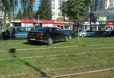Automobilom sletio s kolovoza, završio pored tramvajske pruge