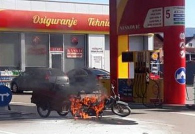 PRIJEDOR: Planuo motocikl na benzinskoj pumpi