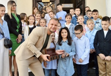 Uručeni “ključevi grada”: Mališani ove sedmice “upravljaju” Banjalukom