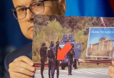 Vučević pokazao fotografije: Odakle Albancima srpsko oružje? FOTO