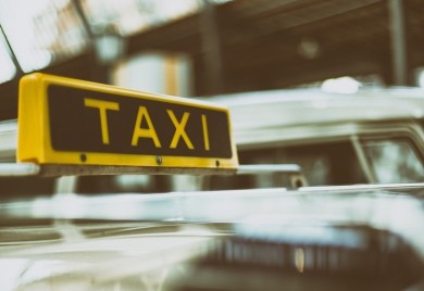 Trudnici koja se porodila u taksiju, dostavljen račun da očisti vozilo