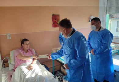 Gradonačelnik Adžić darivao prvorođenu bebu