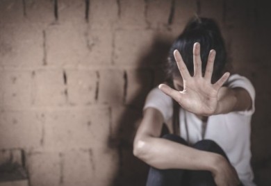 U Srbiji prva presuda ženi za pedofiliju, zlostavljala maloljetnu kćerku prijateljice