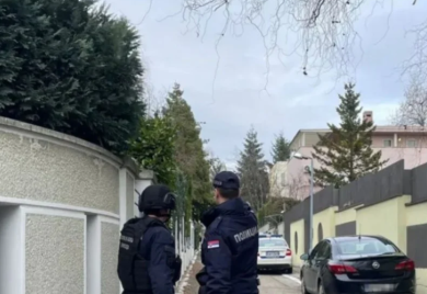 Bačena bomba na kuću Zdravka Čolića u Beogradu, policija na terenu
