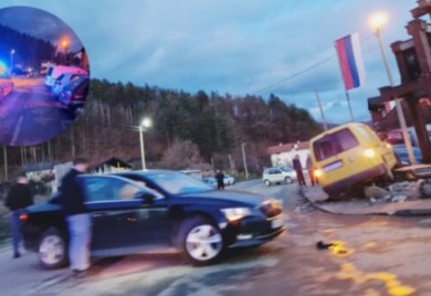 Automobil završio na spomeniku palim borcima