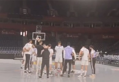 Košarkaši Reala odali počast žrtvama tragedije u Beogradu (VIDEO)