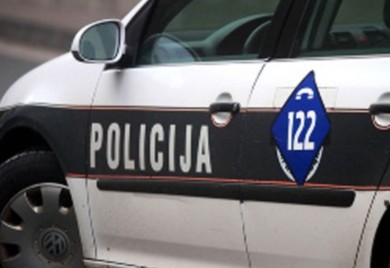 Dvije osobe povrijeđene u sudaru tri automobila
