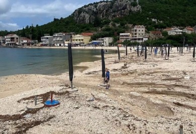 Fekalije završile na plaži u Dalmaciji (FOTO/VIDEO)