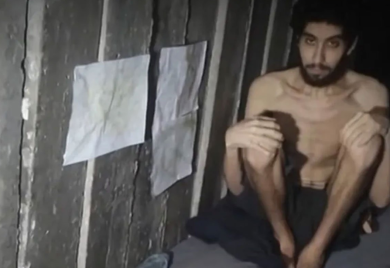 Strašna slika iz tunela ispod Gaze: Hamas snimio taoca, precrtava datume i kopa sebi grob? (VIDEO)