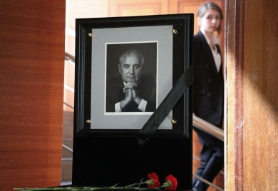 Brojni građani ispraćaju Gorbačova, stigao i Viktor Orban