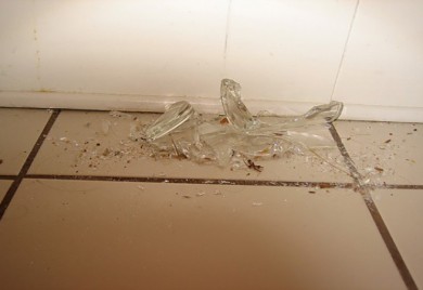 Razbijenom čašom napao i razrezao vrat 33-godišnjaku