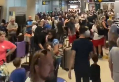 KIPAR: Hiljade putnika zarobljeno na aerodromu, ima i državljana Srbije