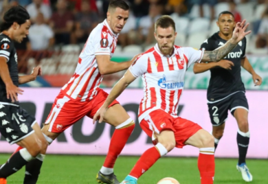 Fudbaleri Zvezde se zagrijavaju za utakmicu u Monaku uprkos lošim uslovima