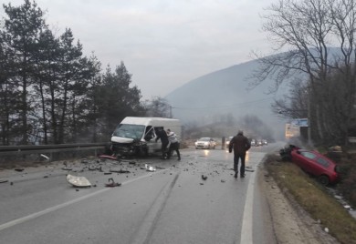 U sudaru dva automobila povrijeđeno više osoba