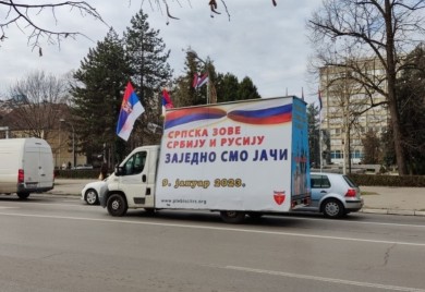 Banjalukom kruži vozilo: Transparenti sa porukama privlače pažnju