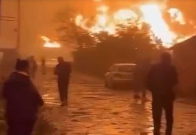 Vatra guta dva preuzeća: Vatrogasci u borbi da se stihija ne proširi (VIDEO)