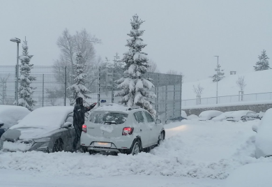 Tri automobila zarobljena u smetovima