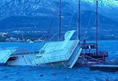 Bura potopila turistički brod kod Tivta