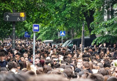 Beograd tuguje: Hiljade ljudi ispred škole "Vladislav Ribnikar" (FOTO)