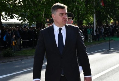 Hrvatski predsjednik zamalo pao prilikom silaska sa bine (VIDEO)