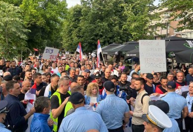Tokom javnog skupa napadnut policijski službenik