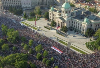 Njujork tajms o jučerašnjem protestu: Najveće ulične demonstracije u Srbiji otkad je svrgnut Milošević