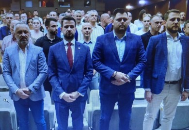 Gradonačenik Nikšića tokom intoniranja himne Crne Gore pokazao srednji prst? (FOTO)