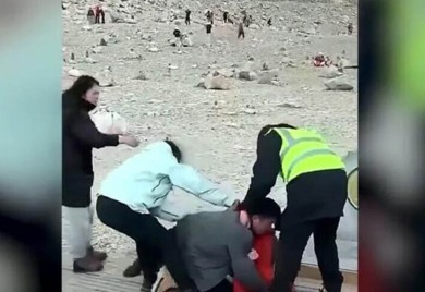 Potukla se dva para zbog selfija na planini (VIDEO)