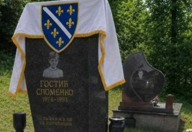 Sramne provokacije se nastavljaju: Na spomenik Spomenku Gostiću stavili zastavu RBiH