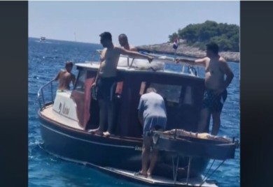 Krstarili Jadranom i pekli jagnje na brodu VIDEO