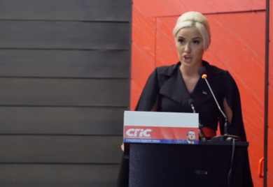 Neumjesna objava Ane Grozdanović iz SPS: Šalje očajnički vapaj da se narod ujedini – u bikiniju s bazena
