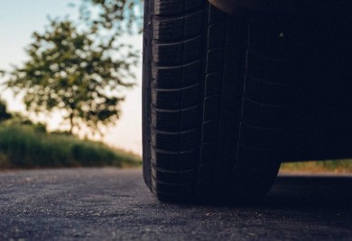 Pričepio mu ruku prozorom, vozao po parkingu i pregazio ga autom