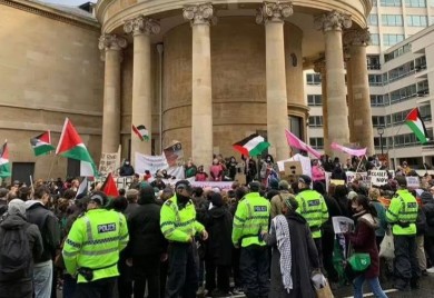 Protest ispred BBC zbog izvještavanja o Gazi: “Ne možete se sakriti, optužujemo vas za genocid”