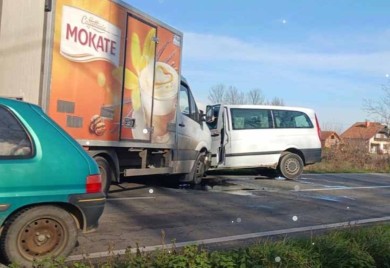 Sudar kamiona i kombija na putu Bijeljina - Ugljevik