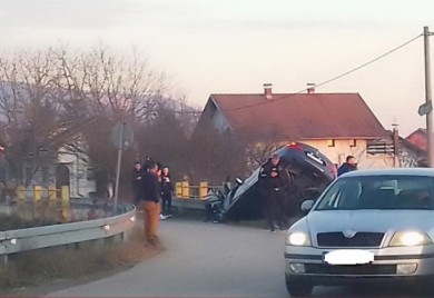 Automobilom probio bankinu i sletio u kanal